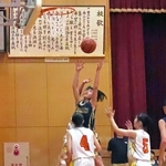 決勝戦でゴールを狙う津名中の選手＝淡路三原高校