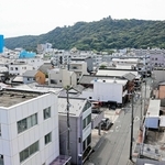 洲本市内の「空家活用特区」。空き家のまま放置されている家屋が点在する
