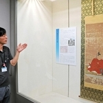 脇坂安治の肖像画（複製）などを紹介しながら、洲本城の歴史を解説する金田匡史館長＝洲本市山手１