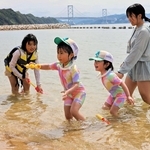 伊毘うずしお村海水浴場で水遊びを楽しむ子どもら＝南あわじ市阿那賀