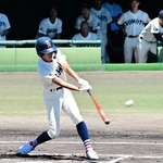 ２回表、左中間に先制の適時二塁打を放つ洲本の飛松世人選手＝Ｇ７スタジアム神戸