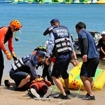 水難救助訓練を行う消防や警察署員ら＝洲本市海岸通１