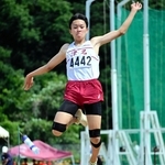 男子走り幅跳びで優勝した津名中３年紫竹輝選手＝洲本市市民交流センター陸上競技場