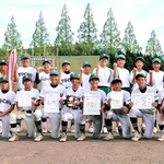 接戦を制し優勝した東浦・一宮の選手＝洲本市民球場