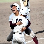 延長１０回表津名２死一、三塁、川端理央選手の勝ち越し打で一塁から生還し、チームメートに抱きついて喜ぶ内田有哉選手＝姫路市のウインク球場