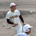 ３回表２死二、三塁、津名・鈴木健吾投手は先制の２点適時打を許す＝姫路市のウインク球場