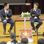 ミラノ五輪の思い出を語る木村葵来さん（左）と岡本圭司さん＝南あわじ市松帆古津路