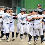 サヨナラ勝ちに歓喜の蒼開ナイン＝丹波市の春日スタジアム