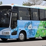 南あわじ市と徳島阿波おどり空港を結ぶウズバス。ご当地キャラクター「淡路うず助」と「すだちくん」を車体にラッピングしている＝南あわじ市志知鈩
