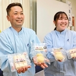 「カチョカヴァロ」と「ストリング」を手にする牛田尚宏さん（左）と平松歩華さん＝南あわじ市市善光寺
