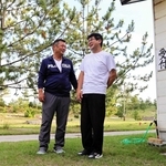 吹上浜キャンプ場で、今後の事業について夢を描く合同会社ＦＵＫＩＡＧＥの鈴木清幸さん（左）と田畑尊靖さん＝南あわじ市阿万吹上町