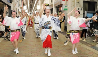 笑顔で踊るキムラ緑子さん（中央）＝洲本市本町７