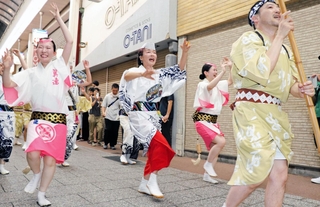 「コモード５６連」の先頭で踊るキムラ緑子さん（中央）＝洲本市本町５