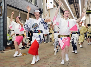 商店街を練り歩くキムラ緑子さん（中央）ら＝洲本市本町７