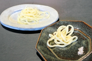 メインの６種と別にコースで提供される生パスタ。塩やだしで味わう＝淡路市生穂新島
