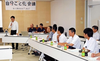 ごみ減量化をテーマに開かれた「自分ごと化会議」で、市民委員らにあいさつする戸田敦大市長（左端）＝淡路市役所
