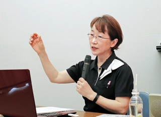阪神・淡路大震災の被災経験を語る北淡震災記念公園職員の中瀬和恵さん＝淡路市小倉