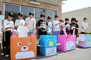 不要な子ども服の回収ボックスを手作りした鮎原小の児童ら。お披露目式で協力を呼びかけた＝洲本市下内膳