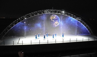海上ステージで繰り広げられる「アワジワールドバレエ」の公演＝淡路市岩屋