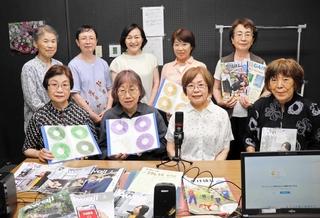 「広報淡路」の録音ＣＤなどを手に活動を振り返る「ひとみの会」のメンバー＝淡路市浦