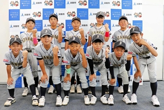 激励会で活躍を誓う「いざなぎ少年野球クラブ」の選手＝淡路市役所