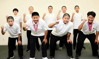 壮行会で意気込む黒田萩音さん（前列右端）、堤暉龍さん（右から３人目）と沼島中柔道部員＝南あわじ市役所