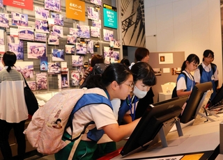 阪神・淡路大震災の展示を見て学ぶ南あわじ市の子どもたち＝人と防災未来センター