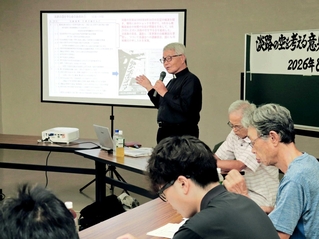 「淡路の空を守る会」の意見交換会で報告を行う安藤真一事務局長＝洲本市山手１
