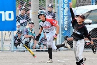 西原村学童野球クラブ（熊本）を相手に熱戦を繰り広げる五色ベースボールクラブの溝渕春馬主将ら＝いずれも淡路市佐野新島