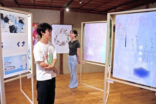 野草の版画などを使ったアートポスター。学生それぞれのセンスが光る＝洲本市中川原町二ツ石