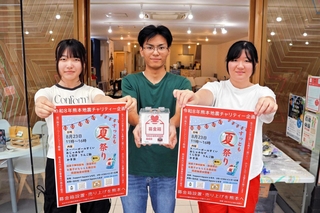 「熊本地震の被災地に思いを」と募金に協力を呼びかける、すっとものメンバー＝洲本市本町６