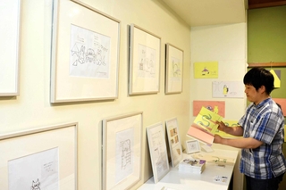 「猫の悪口」の原画や斬新な造本を紹介する展覧会場＝洲本市五色町鳥飼浦