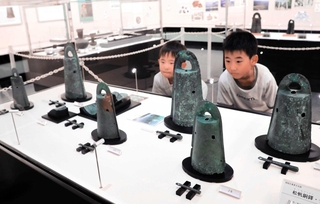 国重要文化財の松帆銅鐸などが並ぶ特別展の会場＝南あわじ市松帆西路