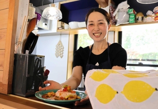 ルーツの地で再出発を決めた阿部由希奈さん。「カレーを媒介に１次産業や環境の問題を伝えたい」＝洲本市五色町鮎原西