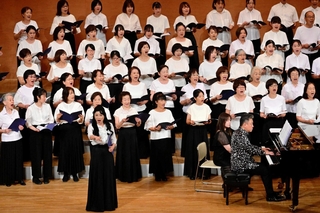 １０年ぶりに共演した「歌の力合唱団」と「南相馬ジュニアコーラスアンサンブル」＝洲本市塩屋１