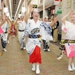 笑顔で踊るキムラ緑子さん（中央）＝洲本市本町７