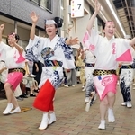 商店街を練り歩くキムラ緑子さん（中央）ら＝洲本市本町７
