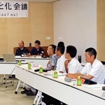 ごみ減量化をテーマに開かれた「自分ごと化会議」で、市民委員らにあいさつする戸田敦大市長（左端）＝淡路市役所