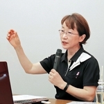 阪神・淡路大震災の被災経験を語る北淡震災記念公園職員の中瀬和恵さん＝淡路市小倉