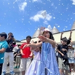 人口降雪機から噴き出す氷のつぶを浴びる子どもら＝淡路市塩田新島