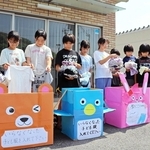 不要な子ども服の回収ボックスを手作りした鮎原小の児童ら。お披露目式で協力を呼びかけた＝洲本市下内膳