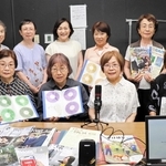 「広報淡路」の録音ＣＤなどを手に活動を振り返る「ひとみの会」のメンバー＝淡路市浦