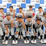 激励会で活躍を誓う「いざなぎ少年野球クラブ」の選手＝淡路市役所