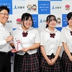静川美佑さん（右から３人目）ら生徒会役員から目録を受け取る戸田敦大市長＝淡路市役所