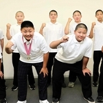 壮行会で意気込む黒田萩音さん（前列右端）、堤暉龍さん（右から３人目）と沼島中柔道部員＝南あわじ市役所