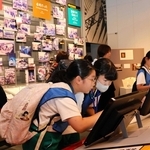 阪神・淡路大震災の展示を見て学ぶ南あわじ市の子どもたち＝人と防災未来センター