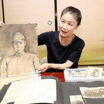 ルソン島に出征した伯父の肖像画を手に語る脇素子さん。遺品の写真からは幼少から学生時代の姿が浮かび上がる＝淡路市中田
