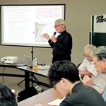 「淡路の空を守る会」の意見交換会で報告を行う安藤真一事務局長＝洲本市山手１