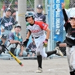 西原村学童野球クラブ（熊本）を相手に熱戦を繰り広げる五色ベースボールクラブの溝渕春馬主将ら＝いずれも淡路市佐野新島
