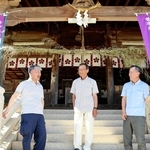 総代に就いた（左から）城田仁賜さん、森屋康弘さん、大道伸一さん。「これもご縁」と大祭の案を練る＝いずれも洲本市五色町鮎原南谷